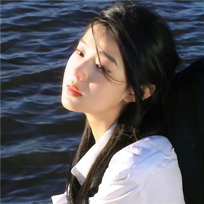 她对星星歌唱
